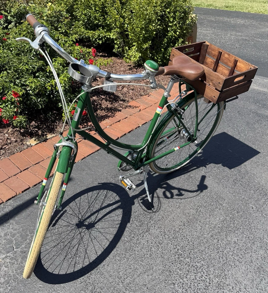 Bicicletas públicas Dutch City bicicleta verde C7 con caja de madera, portavasos y campana Foto 3 de 4