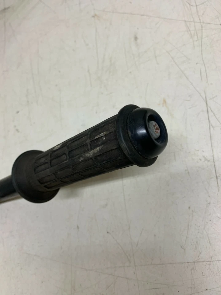 Kawasaki KLF220 1998 Bayou 220 manillar OEM con empuñaduras y extremos de barra. Foto 3 de 4