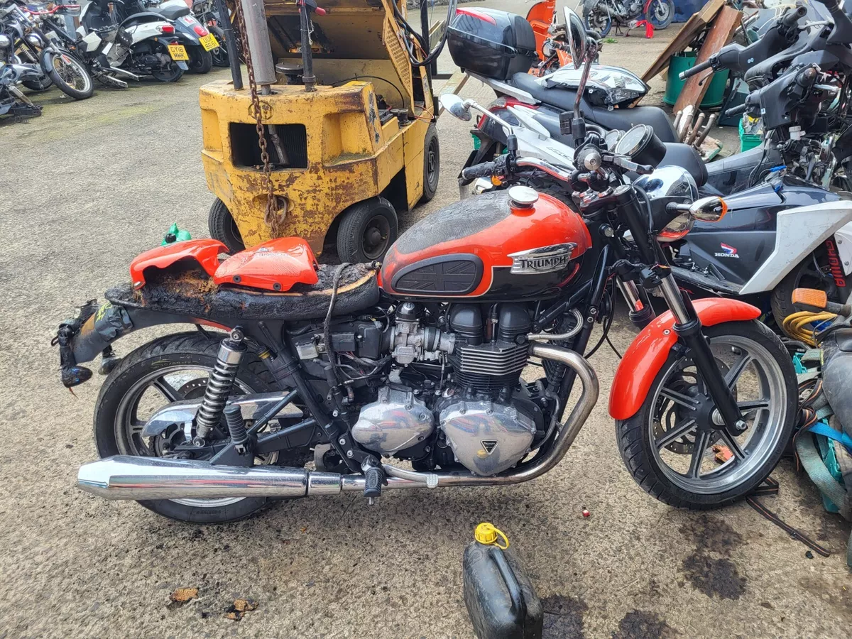 Triumph Bonneville 865 rear Axle Spindal breaking full bike 2011