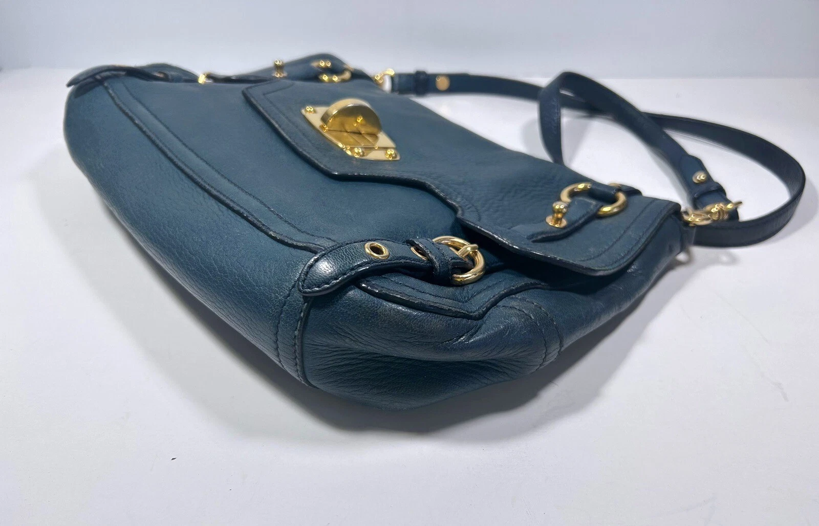 Borsa a tracolla Miu Miu Lake in pelle blu con patta a scatto