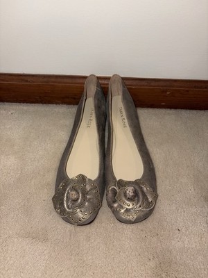 Size 9M Taryn Rose Babylon Ballet Flats w/ Rose Detail Goldish Metallic