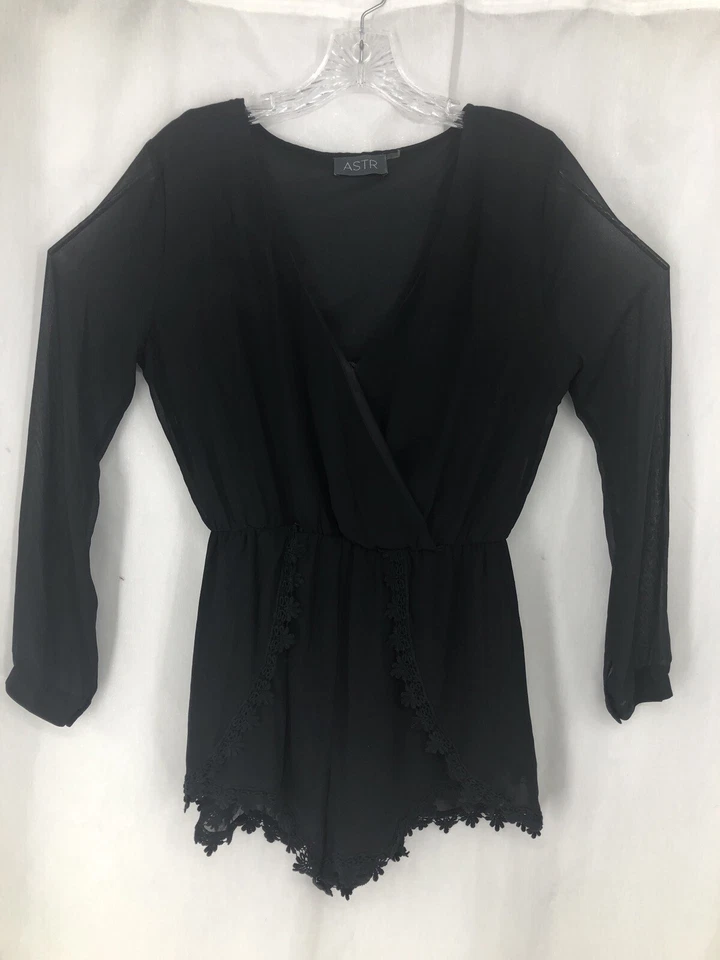 Pantalones Cortos Mameluco ASTR Negro Transparente Manga Larga Cuello en V Ribete de Encaje Mediano Foto 2 de 4