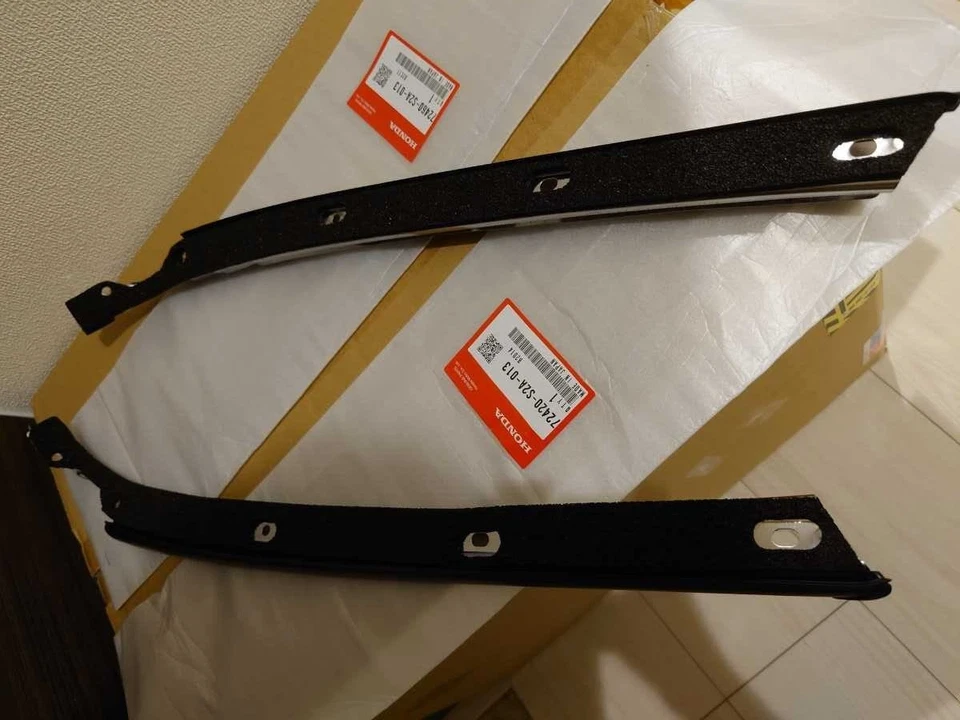 Moldura de pilar delantero original Honda S2000 AP2 72420-S2A-013 / 72460-S2A-013 Foto 3 de 4