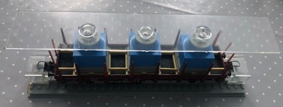 Marque Trix Express 5 wagons plat ridelles avec 3 cuves réf