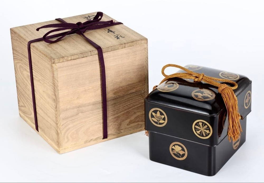 Jubako Bento Box Japanese Period piece lacquered black lacquer family crest maki