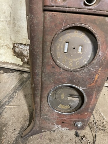  1939 Ford Car Dash With Glove Box Lid, Speaker Cover, Gauges Not Working - Picture 6 of 11