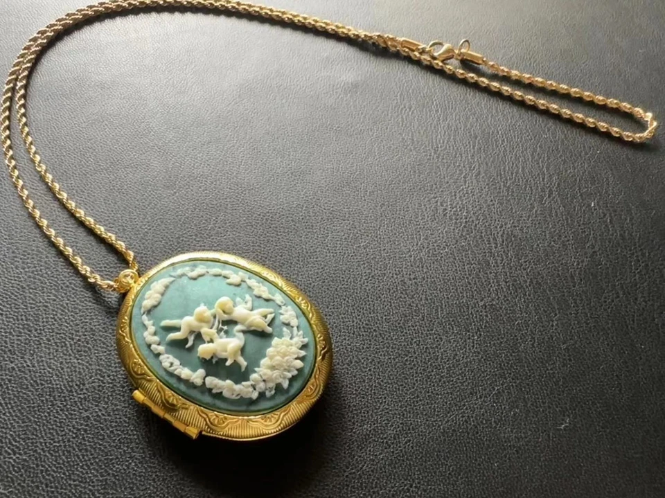 Colgante medallón camafeo verde de 3 cupidos de latón con collar foto medallón chapado en oro Foto 2 de 4