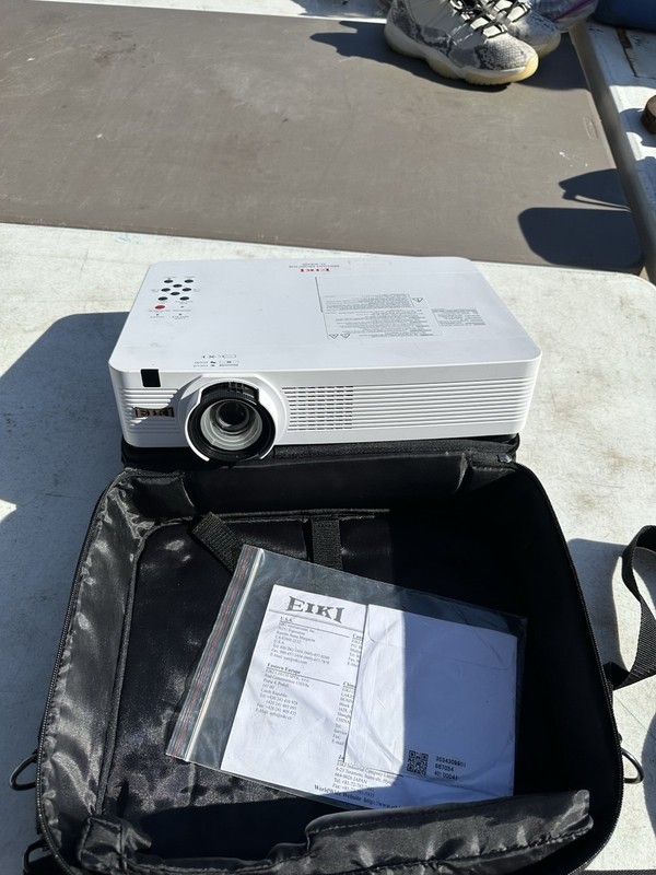 EIKI LC-WB200 LCD Projector 1280x800 2600 Lumens White w/ Carry Case plz 