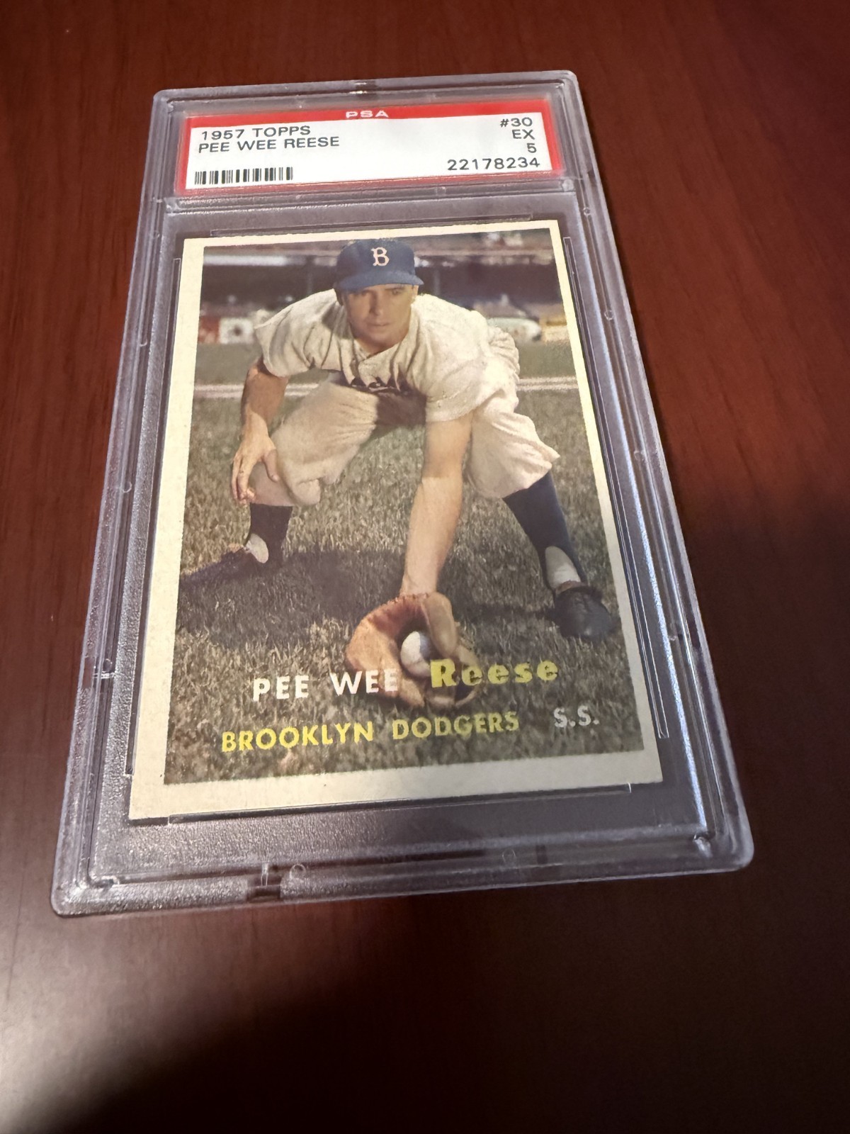 1957 Topps #30 Pee Wee Reese HOF. PSA 5 EX