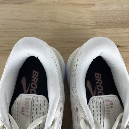 Zapatos para correr Brooks Ghost Max 2 para mujer 7,5 EE leche de coco/gris/zephyr NUEVOS - Imagen 12 de 13