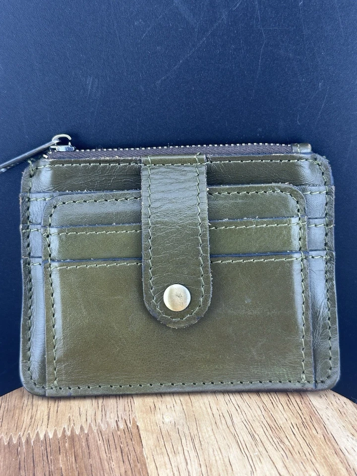 Cartera con tarjeta de identificación Patricia Nash Cassis verde oliva con flor de marca - Usada en excelente estado Foto 2 de 4
