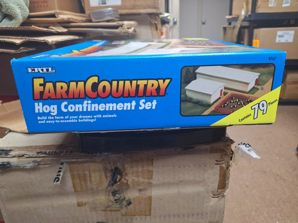 New in Box, never opened ERTL 4767 Farm Country Hog Confinement Set VERY RARE - Image 3 of 4