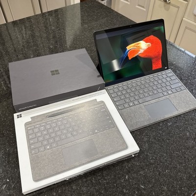 Surface Pro 11 - 13” OLED -16 RAM -512 SSD - Pro Pen and Keyboard