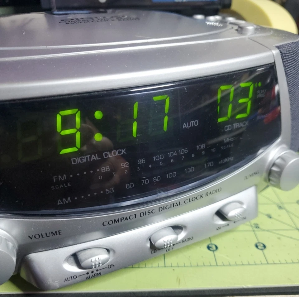 2002 Lenoxx Sound CDR-190 AM FM CD Player Clock Radio  Fully Functional  - Image 3 of 4