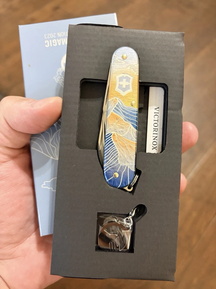 Navaja suiza Victorinox 2023 Winter Magic LE Alox Cadet 0.2601.22E1 Foto 3 de 4