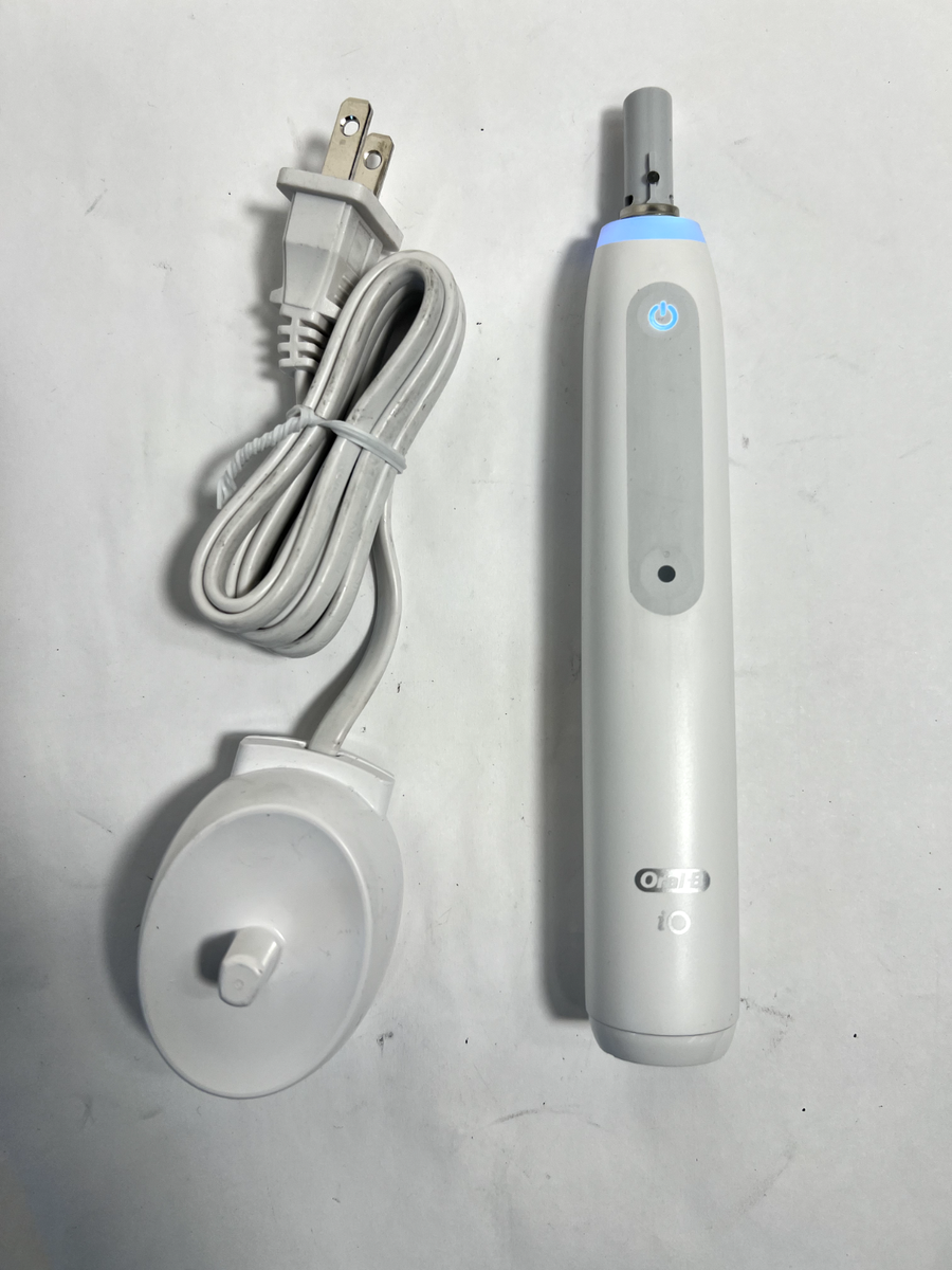 Oral-B iO Series 3 Rechargeable Electric Toothbrush - Matte White