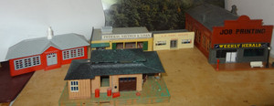 5 VINTAGE HO SCALE BUILDINGS - CON COR 9038 THE WEEKLY HERALD, PO, SCHOOL, BANK