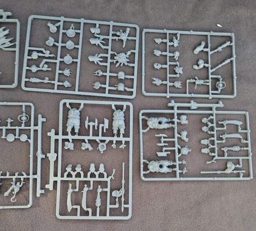 Job Lot Orge & Gnoblar Figures and Pieces on Sprue - Plastic - Picture 5 of 13