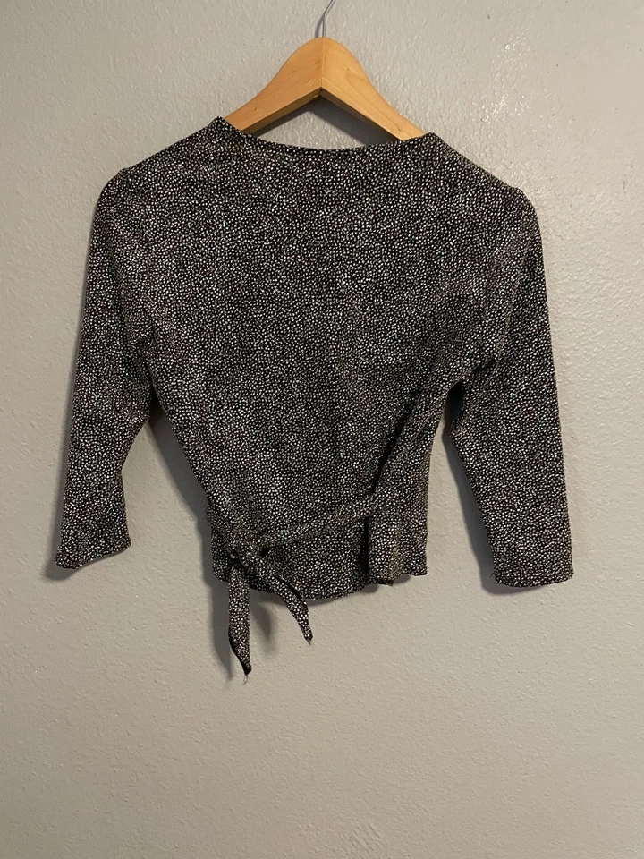 Camisa JS Collections Petite para mujer pequeña negra envolvente manga 3/4 metálico brillante Foto 4 de 4