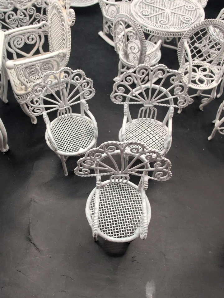 Juego de 26 piezas de muebles vintage de alambre blanco para casa de muñecas, cama, mesas, sillas estantes  Foto 2 de 4