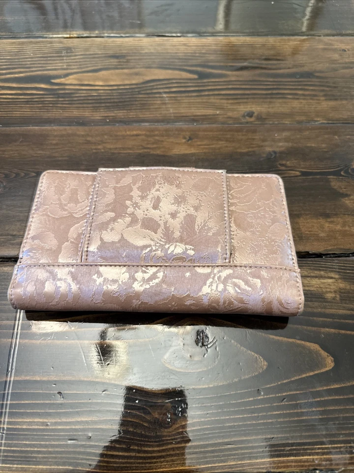 Cartera Kenneth Cole con estampado floral Foto 2 de 4