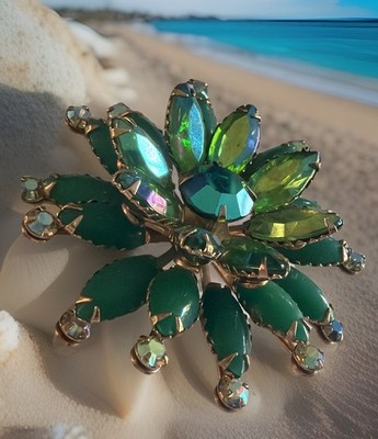 Beautiful Vintage Unsigned Beau Jewels Green & Aurora Borealis Flower Brooch C17