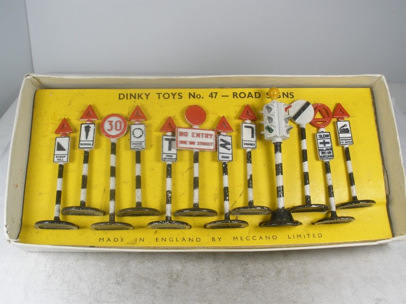 England DINKY TOYS #47 Road Signs 9 PREWAR & 3 POSTWAR,  RARE INDEED