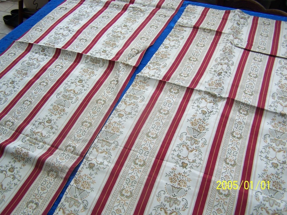 Cinq Coupons de tissus anciens en soie avec liteaux rouges. XIXème. Réf n°15 - Photo 2/4