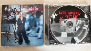 Autographe ORIGINAL SIGNED de la Chanteuse AVRIL LAVIGNE sur Jacket CD 2002