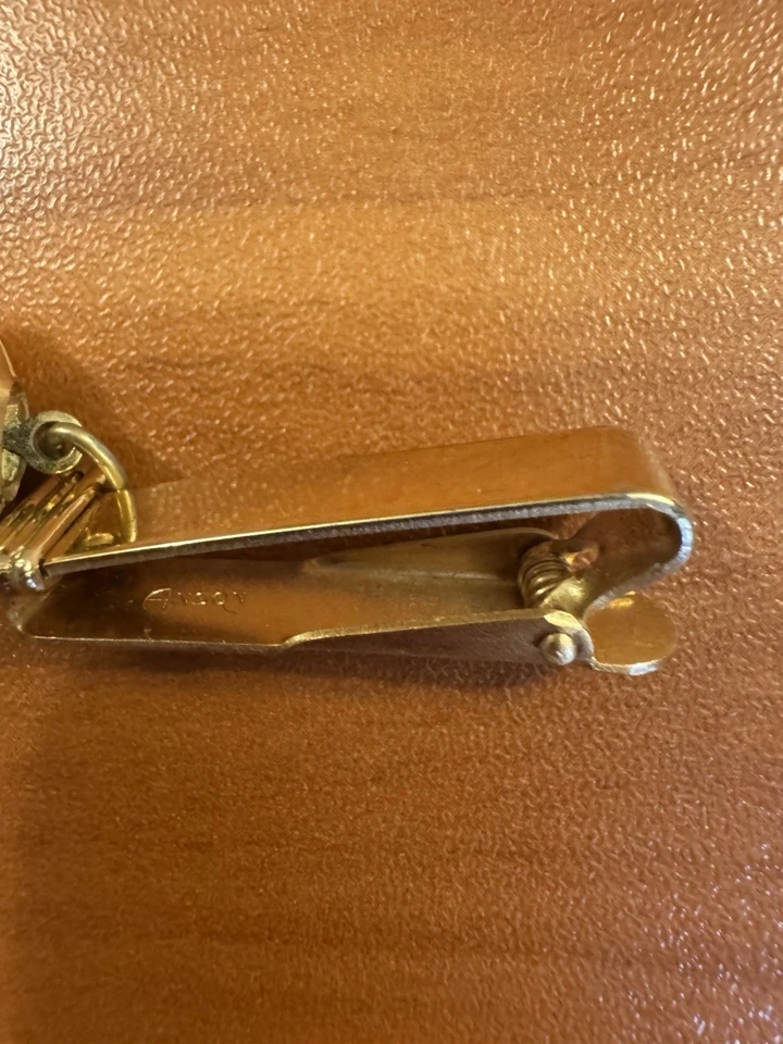 Barra de clip de corbata vintage de fútbol americano en tono dorado Anson para hombre Foto 4 de 4