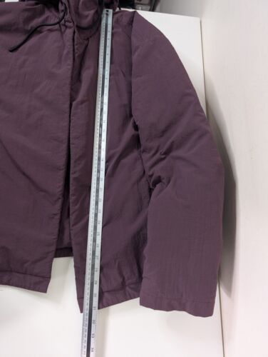 Chaqueta de plumón Dolce & Gabbana para mujer parche bordado logotipo rojo granate, nunca usada - Imagen 14 de 14