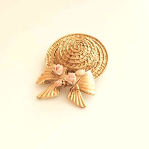 Vintage 1928 Straw Hat Brooch with Roses and Pearl Gold Tone Pin Made in USA - Afbeelding 1 van 4