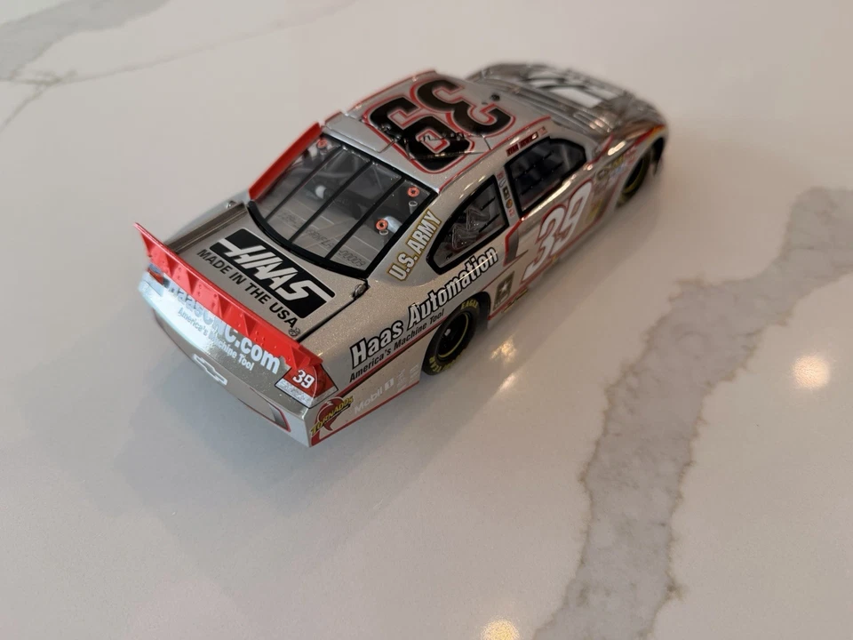 Coche diecast Ryan Newman Platinum Elite 2011 Haas Automation 1:24 NASCAR Foto 2 de 4