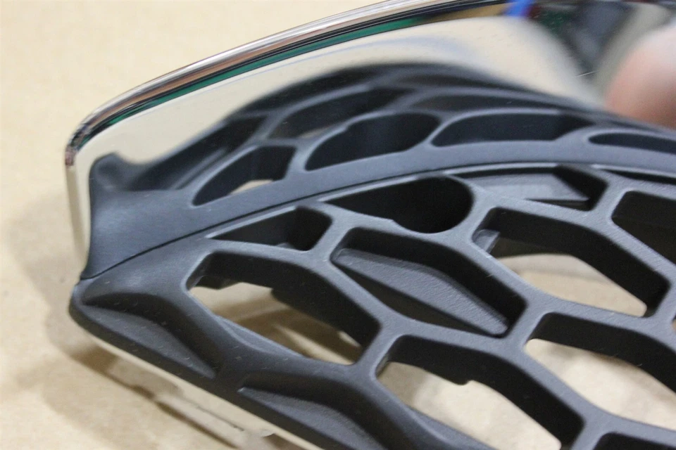 03-05 Dodge Stratus cupé rejilla radiador MN133277 inferior izquierda Mopar OEM Foto 4 de 4