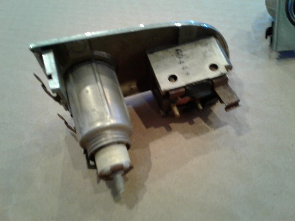 Chrysler Imperial Crown 1965 puerta ventana eléctrica bisel encendedor lote de 4 puertas Foto 3 de 4