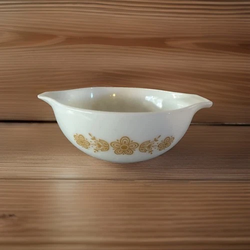 Vintage PYREX Butterfly Gold  / White #443 2-1/2 Qt Cinderella Mixing Bowl