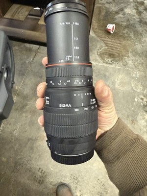 Sigma 70-300mm f/4-5.6 APO DG Macro telephoto zoom lens