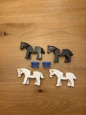 Lego Pferde 4 Stück schwarz / weiß / inklusive Sattel - Bild 1 von 2