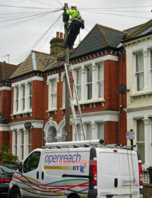 FOTO TELEFON REPARATUREN AN EDGELEY ROAD HOLZMASTEN NOCH TELEFON VERTEILEN