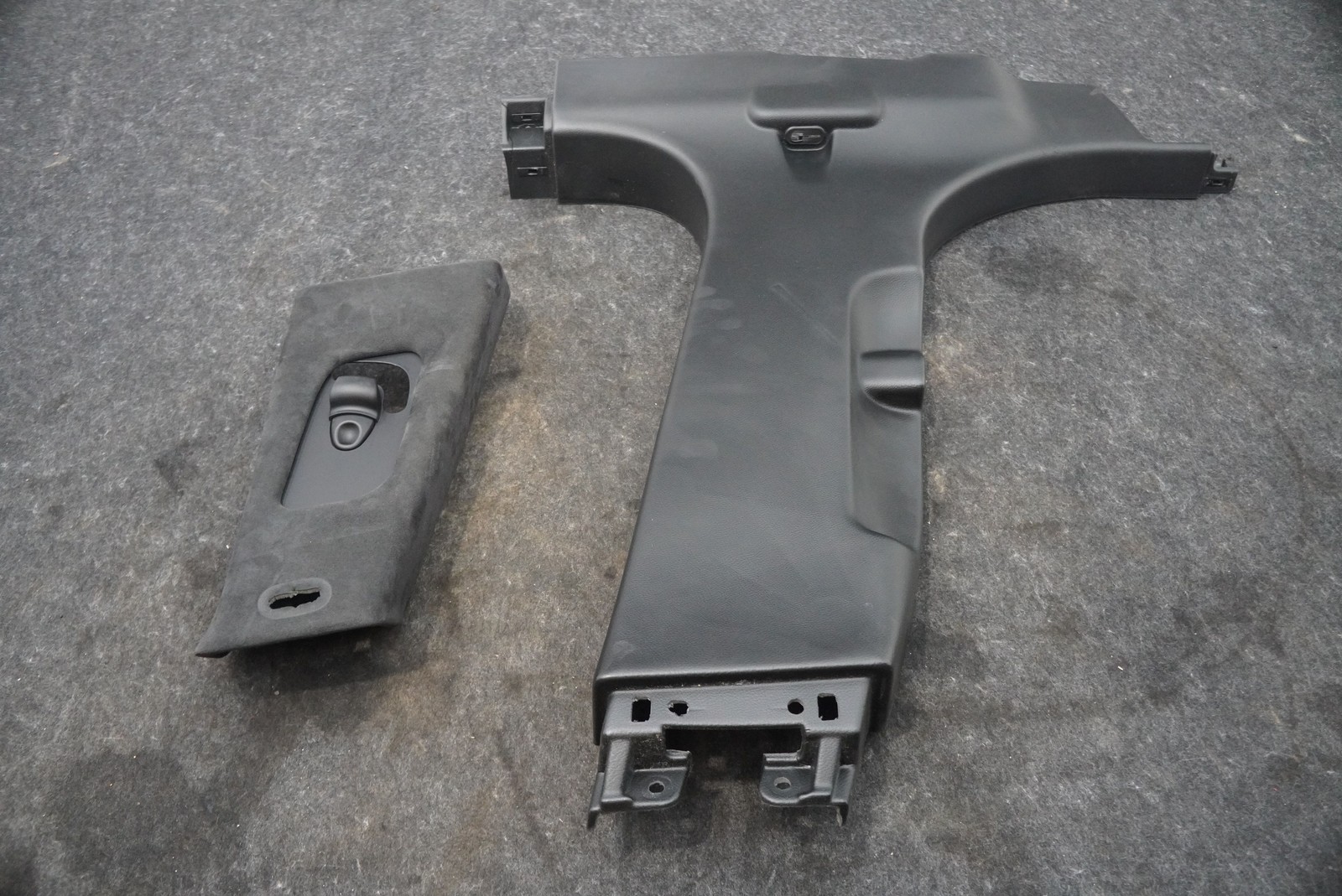 Right B Pillar Center Post Cover Trim Panel 670013368 Maserati Quattroporte M156