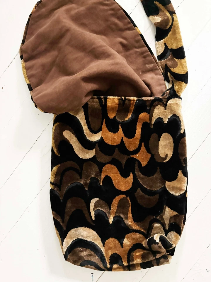 Vintage Brown Velvet Carpet Bag – Unique Pattern, Flap Closure, Cotton Lined - Image 4 of 4