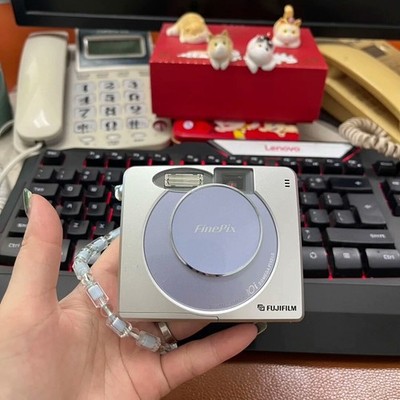 FUJIFILM 富士フィルム　FinePix 30i y-92 Fujifilm FinePix 30i Digital Camera 2.0 MP Pocket Camera - Can Set