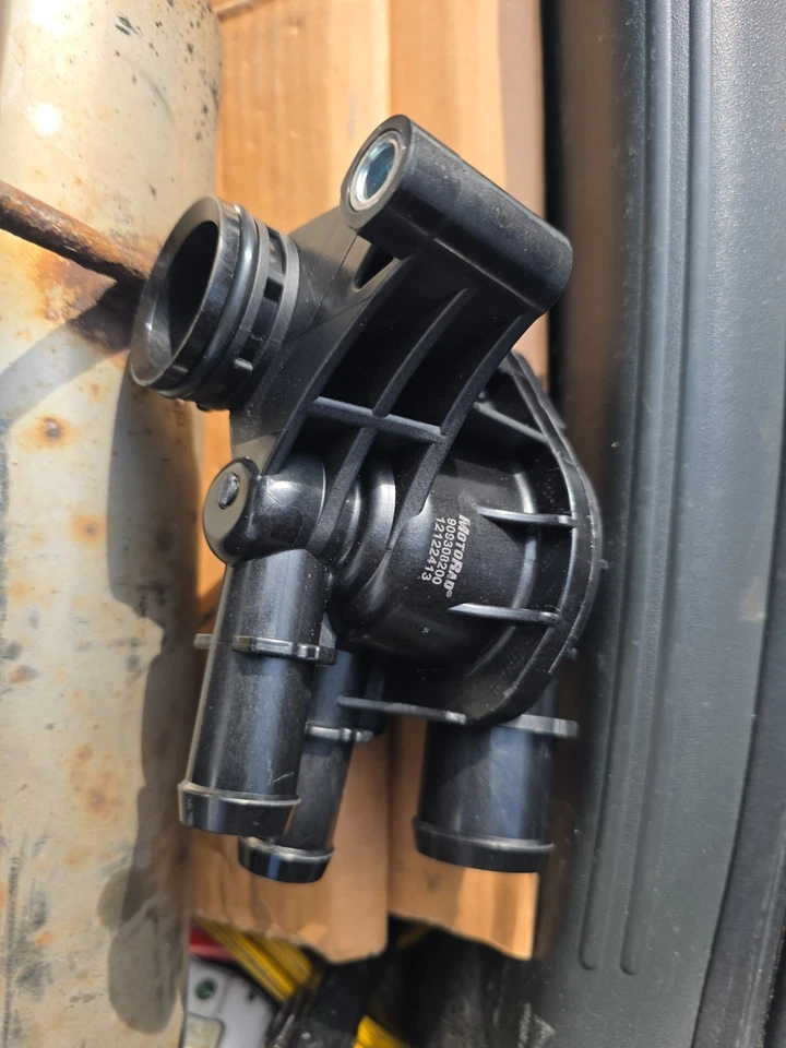 Conjunto de carcasa de termostato para Ford Fusion 2016-20 Ford Escape 2017-19 1,5 l Foto 2 de 3