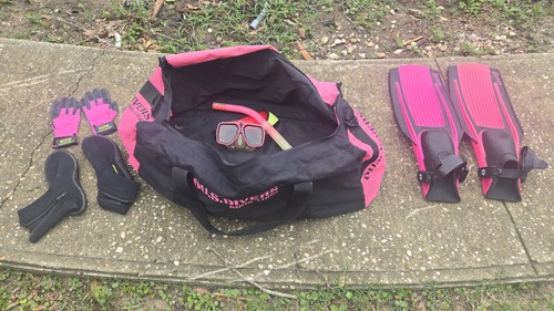 US. Divers AQUA LUNG Pink Diving Kit Duffle/Fins/Gloves/Mask/Snorkel/Boots C481