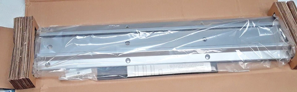 ERGOTRON WALL TRACK - SILVER - 2.2 FT - FOR FLAT PANEL MONITOR ARMS - Image 3 of 4