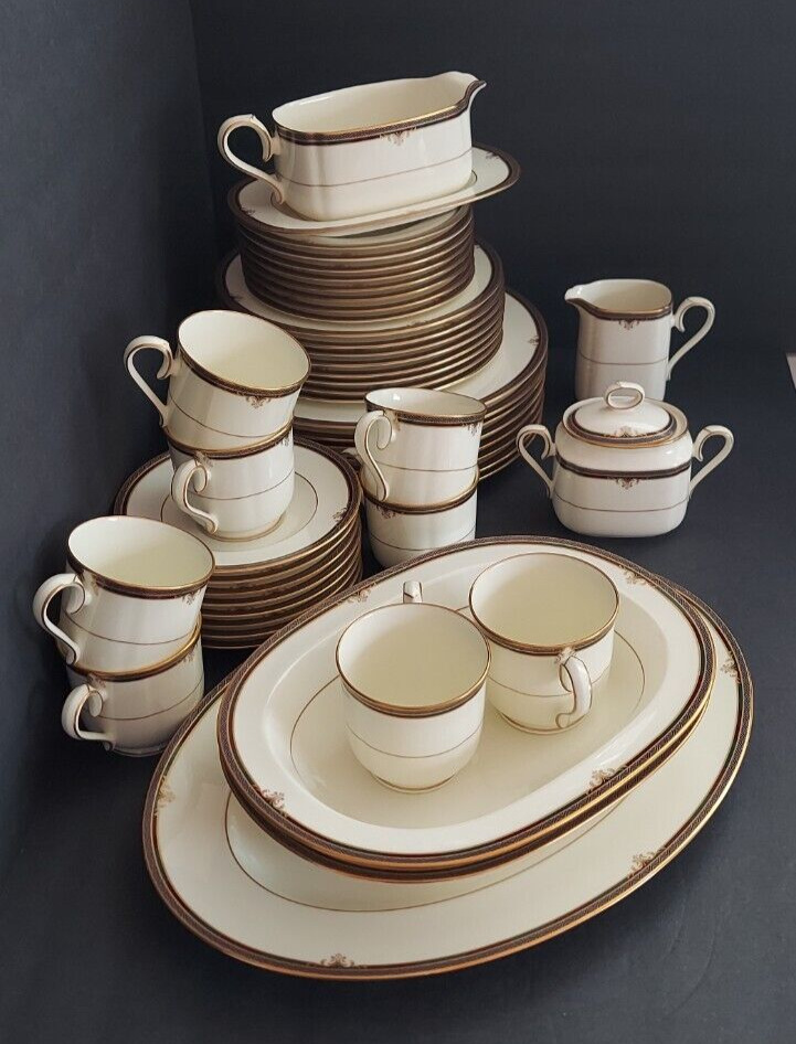 Service for 8 Noritake Lady Quentin 5 piece place setting Bone China