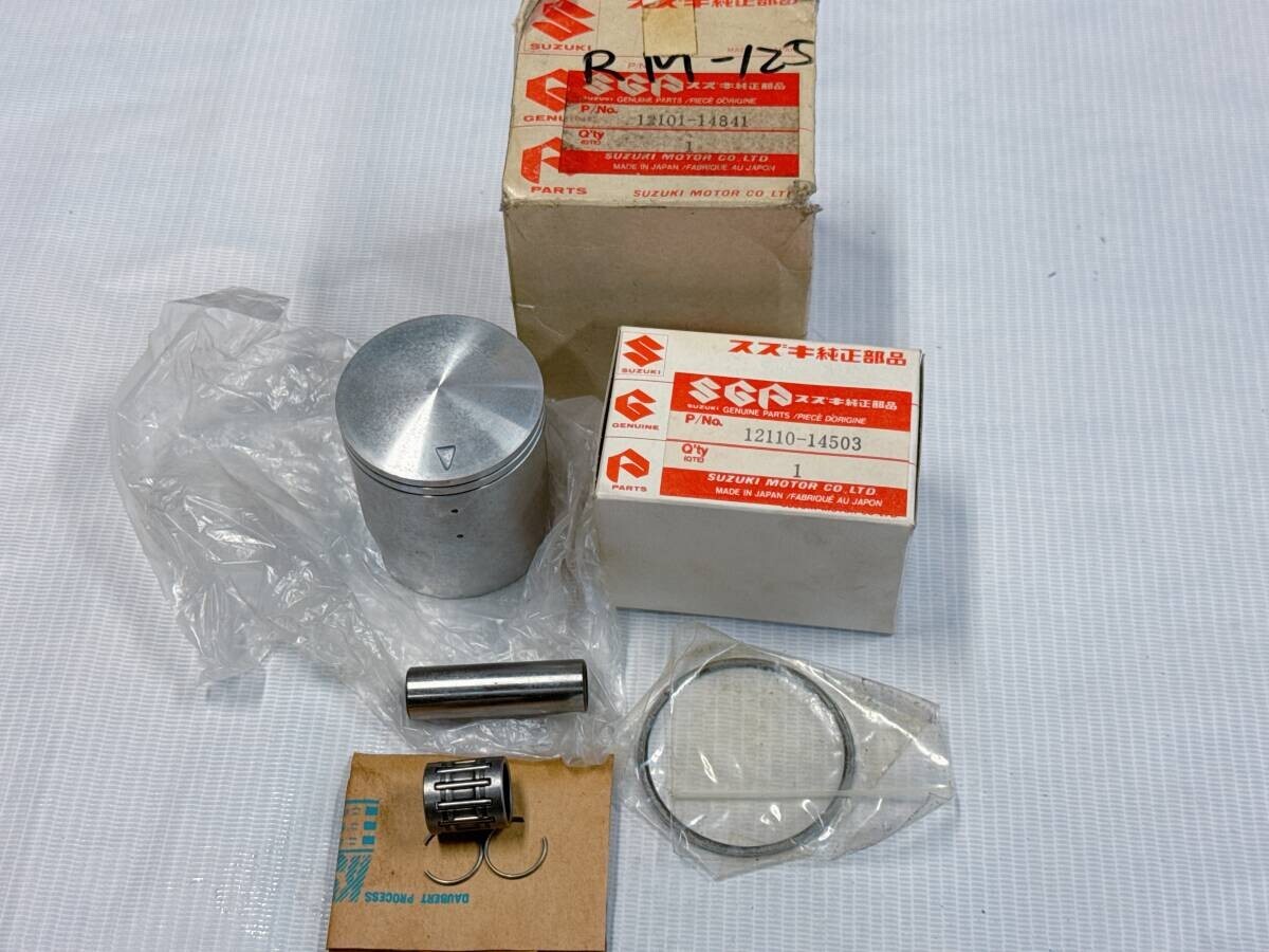 Genuine Suzuki RM125 Piston Ring Set 12101-14841 NOS with Pin