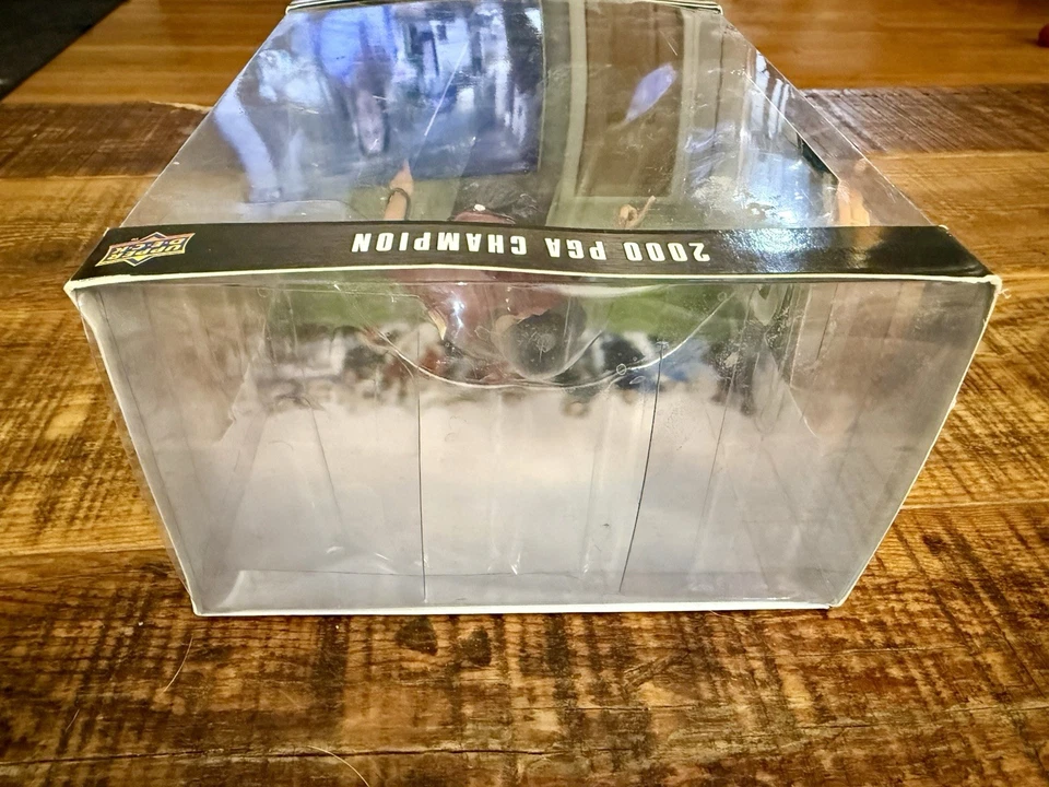 Figura apuntando Tiger Woods 2000 PGA Champion cubierta superior con tarjeta Foto 4 de 4