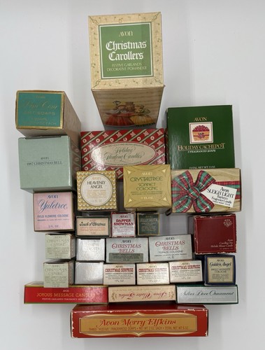 Konvolut 27 Vintage Avon Weihnachtskölne, Seifen und Kerzen in Originalkartons