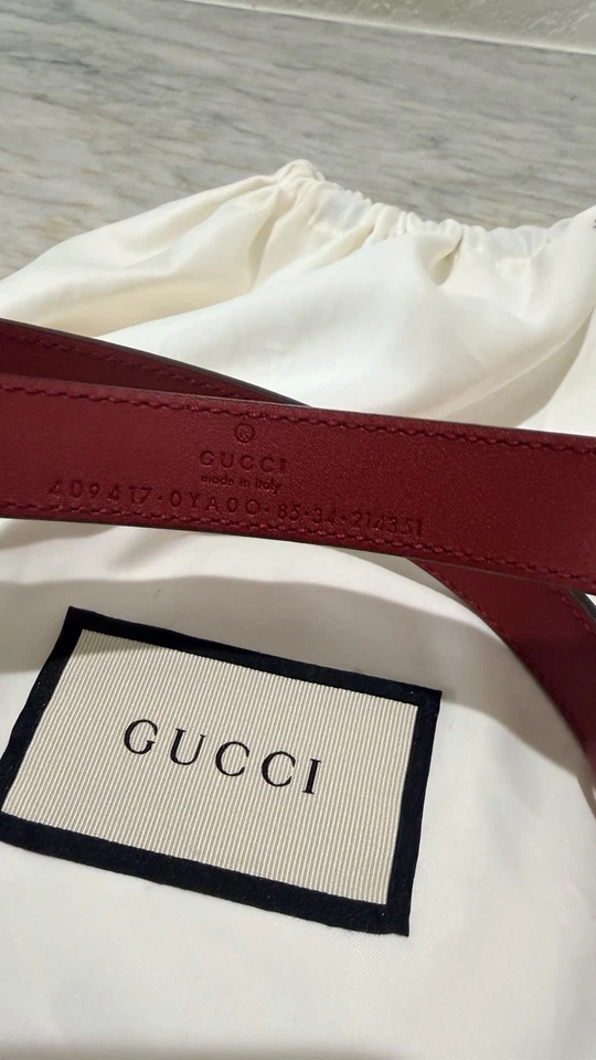 Cinturón para mujer Gucci de cuero con logotipo de Gucci dorado Foto 4 de 4